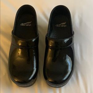 Black patent leather Dansko clogs
